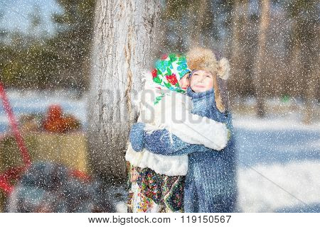 Children In Russian Pavloposadskie Scarf On Head With Floral Print On Snow.  Russian Style On A Back