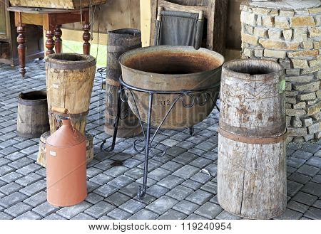 Ancient vessels. Peasant Museum in Tourist Complex Siberian Podvorye.