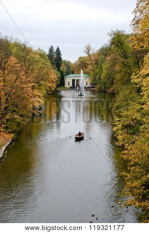 Lake and autemn trees