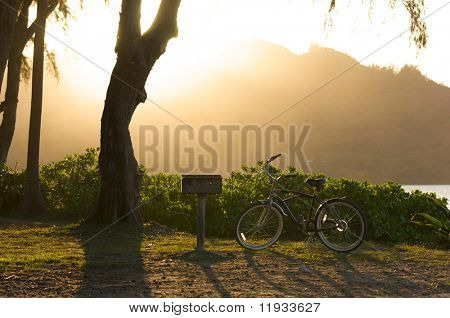 พระอาทิตย์ตกที่อ่าว Hanalei จักรยาน Backlit และบาร์บีคิว
