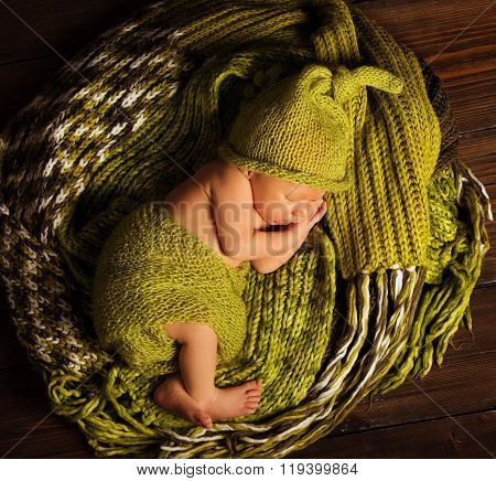 Baby Newborn Sleep On Green Wool, Sleeping New Born Kid