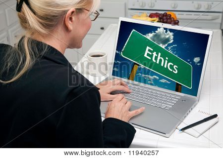 Nő a konyha használ Laptop-val etikai út jel képernyő. Képernyő kép könnyen lehet cserélni u