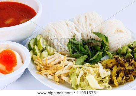 Vermicelli solution and fish curry coconut milk with vegetable. (Kanom Jeen Nam Ya)