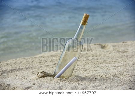Wiadomość w butelce na plaży
