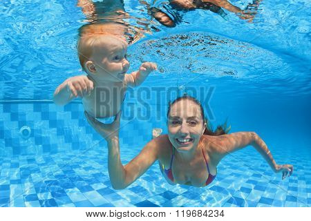 Child Swimming Lesson - Baby With Moher Dive Underwater In Pool