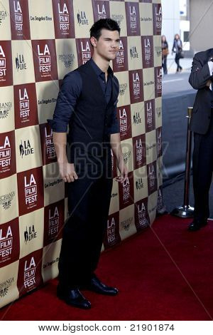 LOS ANGELES - JUN 21: Taylor Lautner dorazí na 