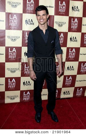 LOS ANGELES - JUN 21: Taylor Lautner dorazí na 