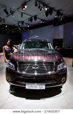 Moskva, Rusko - 25. srpna: Hnědá Jeep auto Infinity Qx na mezinárodní veletrh Interauto Moskva
