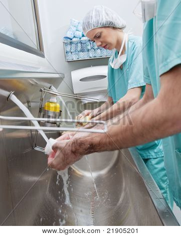 Surgeons ซักมือก่อนการดำเนินงาน