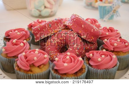Plato De Donuts Y Muffings Color Rosa