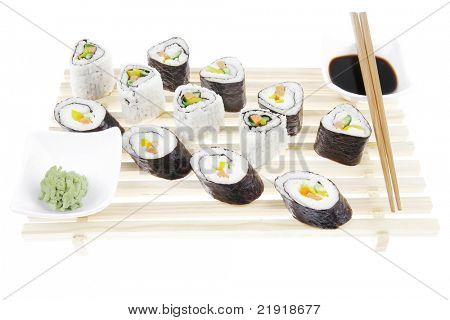 Rollen Sie mit Gurke, Frischkäse mit rohen Thunfisch und Lachs im Inneren. auf dem hölzernen Rost. Wh isoliert