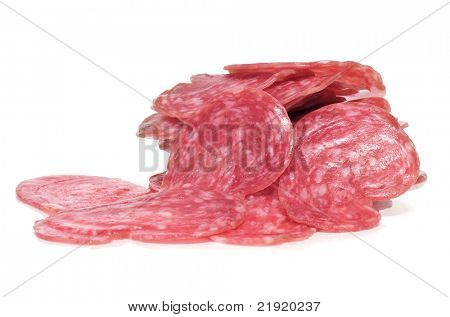 un mucchio di salchichon, salame spagnolo, su sfondo bianco