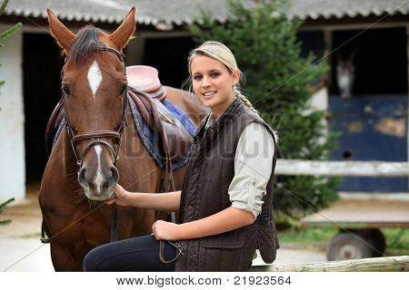 Frau mit ihrem Pferd