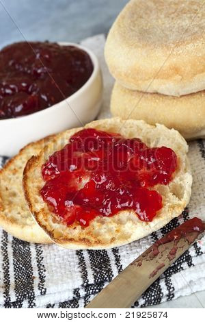 Français des muffins, un coupé et parsemée de confiture de fraises.
