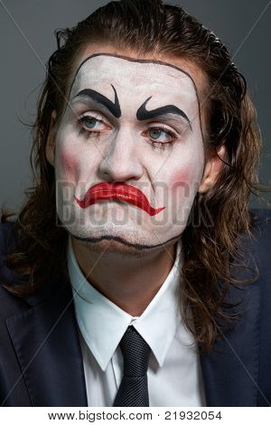 Close-up do dramaturgo com maquiagem teatral em formalwear