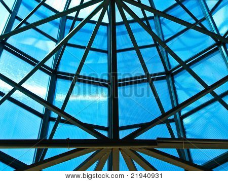 Costruzione di ferro all'interno del tetto blu