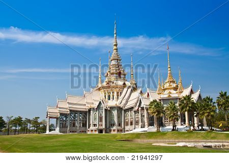 Templo de arte tailandés blanco