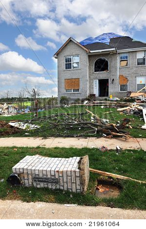 SAINT LOUIS, MO - 22 Nisan: İmha alan perişan Tornado tarafından geride. 22 Nisan, 20