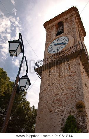 Clock Tower i kirken Notre-dame De Esperance i Cannes