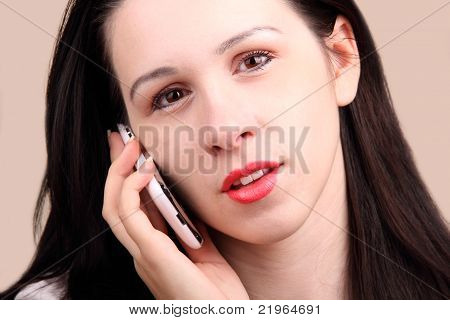 Jeune fille parler sur un téléphone mobile
