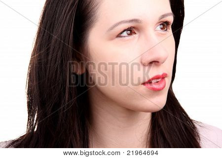 Une jeune fille un peu surprise sur un fond blanc