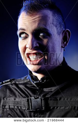 Photo d'un homme agressif skinhead.