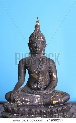 Buddha izolované modré pozadí