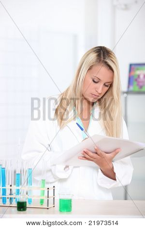 Mulher loira no laboratório de ciência
