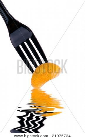 Section orange sur dents de fourchette en plastique noir avec effet d'eau et de la réflexion