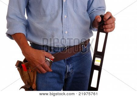 Zimmermann, tragen eine Toolbelt halten einen langen waagerecht hintrgrund isoliert weiß