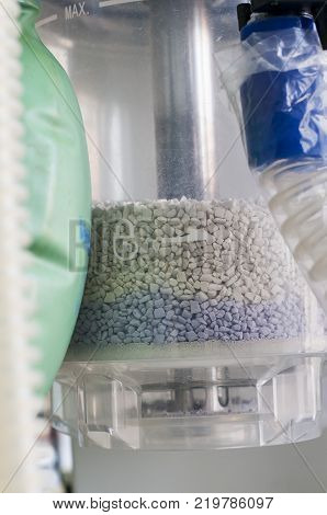 Askarit   asbestos impregnated with molten sodium hydroxide. The carbon dioxide absorbent.