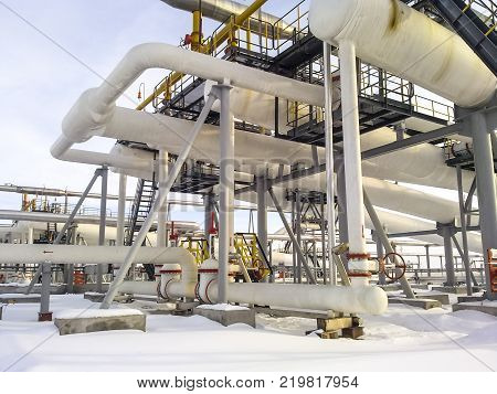 The end phase divider is tubular. Equipment for separating water from oil. Oil field. The equipment of crafts in Western Siberia, iron designs and pipes