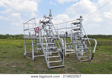Equipment of an oil well. Shutoff valves and service equipment.