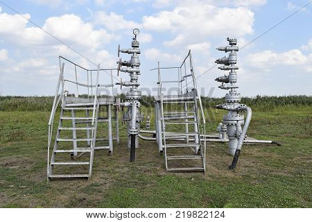 Equipment of an oil well. Shutoff valves and service equipment.