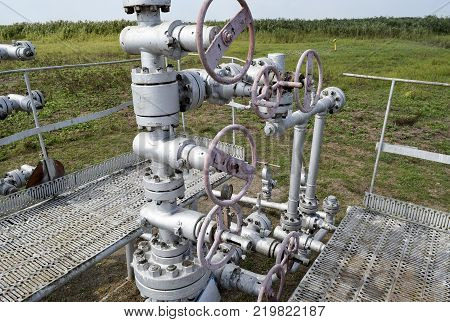 Equipment of an oil well. Shutoff valves and service equipment.