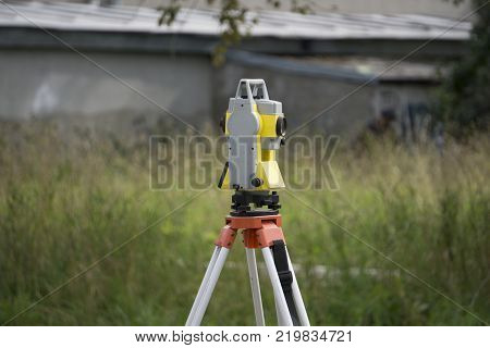 Measurement device on a tripod object to be examined