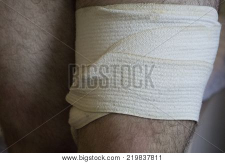 bandaging an injured knee bandage the dressing and bandage