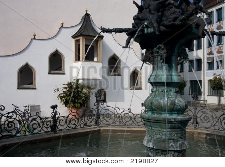 Brunnen und Rathaus