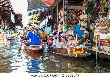 RATCHABURI, THAILAND - JAN 21, 2016 : Floating markets on Jan 21, 2016 in Damnoen Saduak,Ratchaburi Province, Thailand. Until recently, the main form of trade, now mostly a tourist attraction.