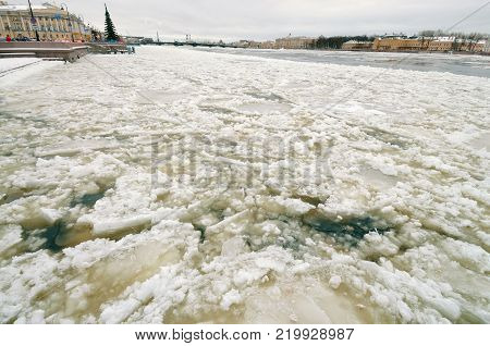 In the city is winter.The river is icebound.Outside the frost and cold.