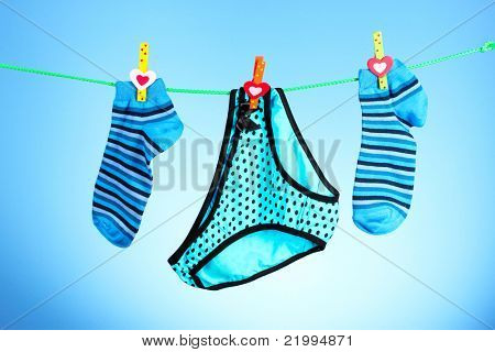 calcetines brillantes y cortos sobre un fondo azul