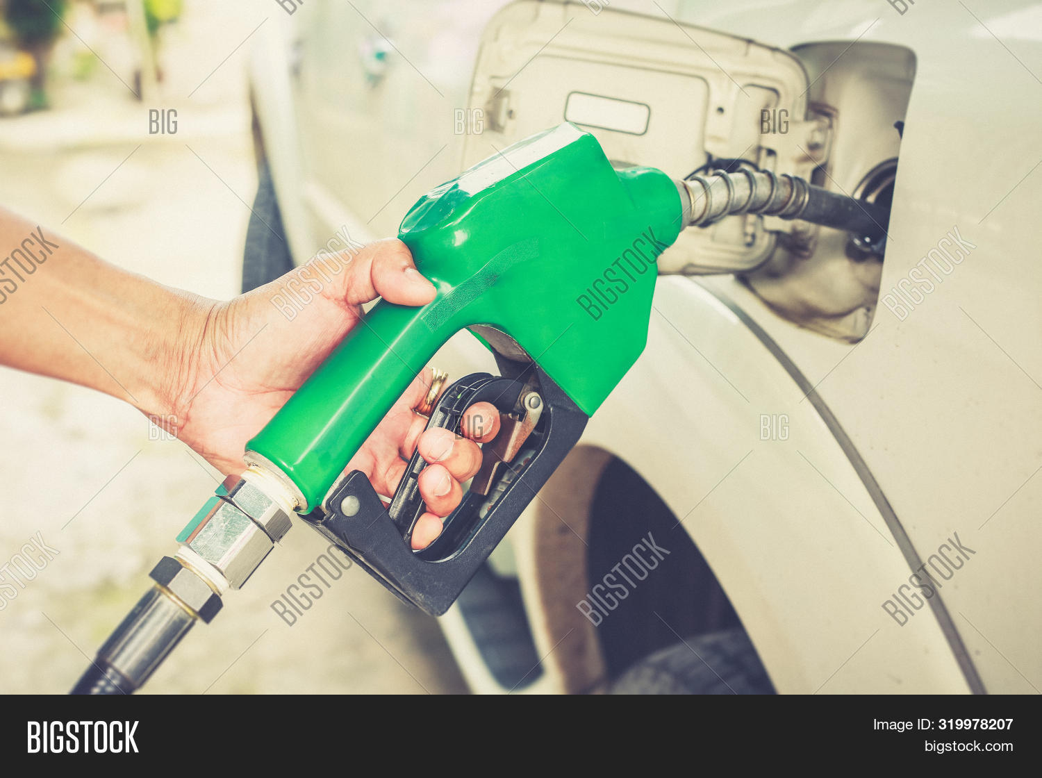 Инструкция как заправить машину. Как заправить машину для новичков. Как правильно заправлять машину. Как заправлять машину на заправке видео. Как заправить машину на заправке без заправщика.