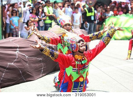Davao City, Philippines-august 2014: A Team Gives An All-out Presentation At The Kadawayan Streetdan