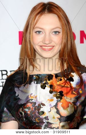 LOS ANGELES - 10 เมษายน: Jacqueline Emerson มาที่นิตยสารไนล่อนฉลองครบรอบ 13