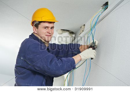 Um eletricista no trabalho que fixa o cabo de ligação