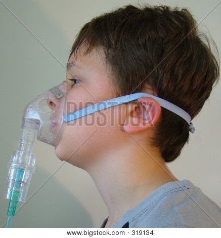 Jongen met zuurstof masker