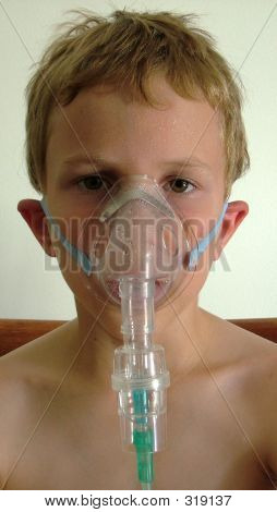 Kind met zuurstof masker op