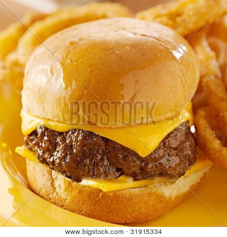 녹 인된 치즈와 양파 고리와 miniburger 근접 촬영입니다.