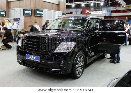 San Pietroburgo, RUSSIA - 5 aprile: Nissan Patrol è in mostra al ca annuale 