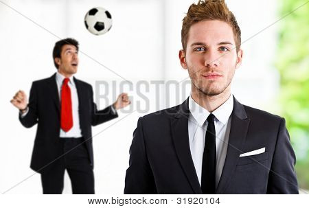 Mitarbeiter, die Fußball spielen, während sein Chef ihn nicht sehen können